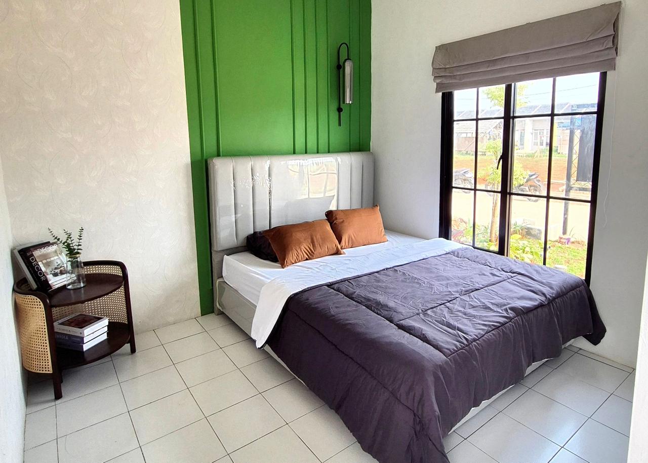 Tips Menerapkan Konsep Minimalis di Rumah Subsidi Banyak yang mengira rumah minimalis modern hanya cocok untuk rumah mewah. Faktanya, konsep ini justru ideal untuk rumah subsidi karena tidak butuh banyak dekorasi mahal. Beberapa tips praktis yang bisa langsung diterapkan: 1. Pilih warna cat yang tepat Cat dinding warna putih tulang atau abu muda secara visual memperluas ruangan. Hindari warna gelap di ruang utama. 2. Manfaatkan pencahayaan alami Buka maksimal ventilasi dan jendela. Rumah yang terang secara alami otomatis terasa lebih modern dan nyaman. 3. Kurangi furnitur, tambah storage tersembunyi Pilih lemari built-in atau rak dinding untuk menyimpan barang tanpa memakan lantai. 4. Tambahkan elemen tanaman Satu atau dua tanaman hias kecil di sudut ruangan cukup untuk memberi kesan segar dan hidup tanpa merusak konsep minimalis.